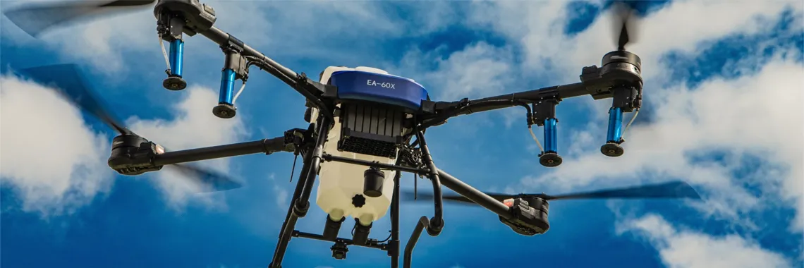 a imagem mostra o drone ea-60x em ação, voando no céu azul com nuvens